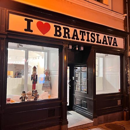 Netradicny Apartman V Centre Bratislava Eksteriør bilde