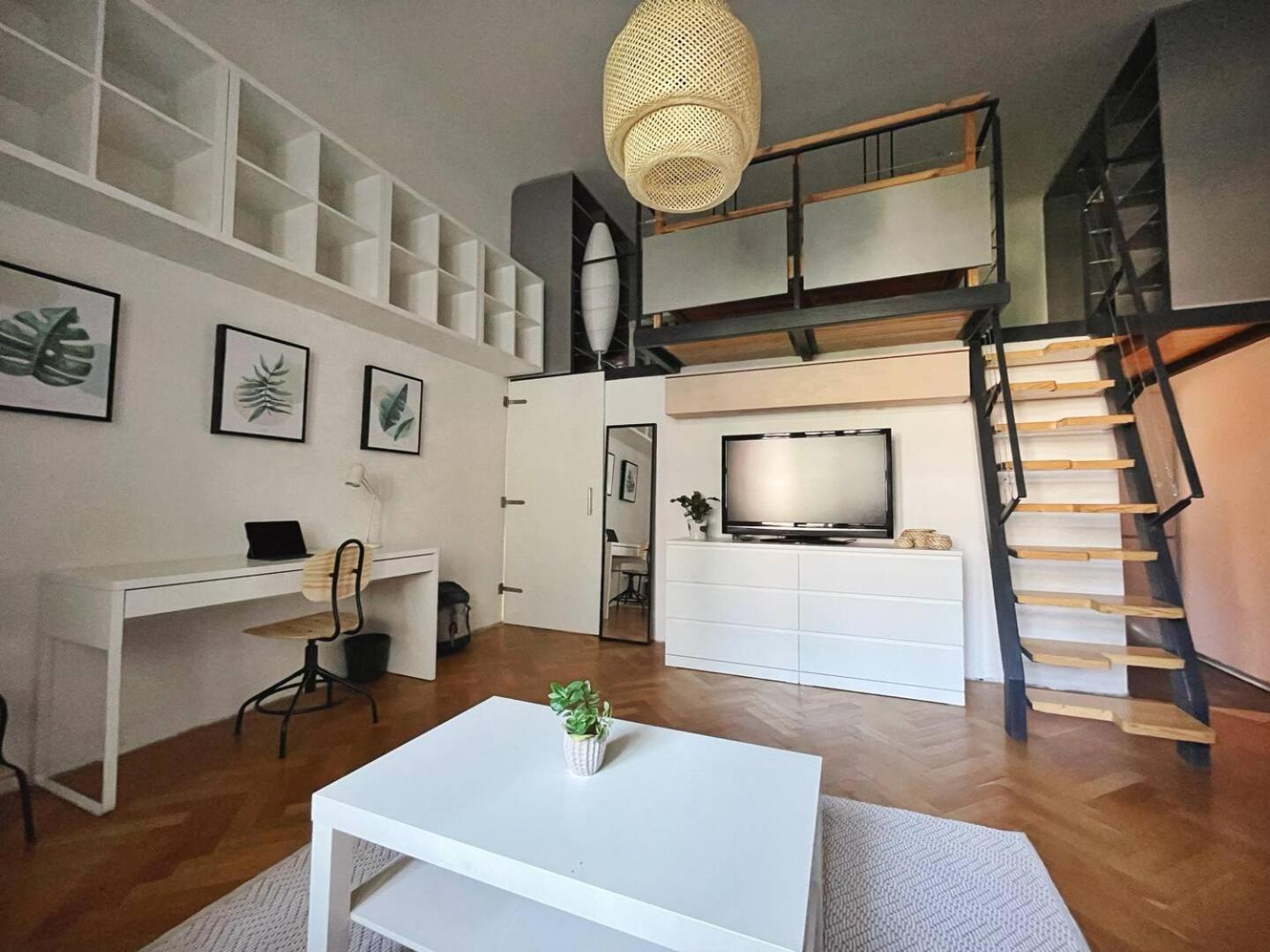 Netradicny Apartman V Centre Bratislava Eksteriør bilde