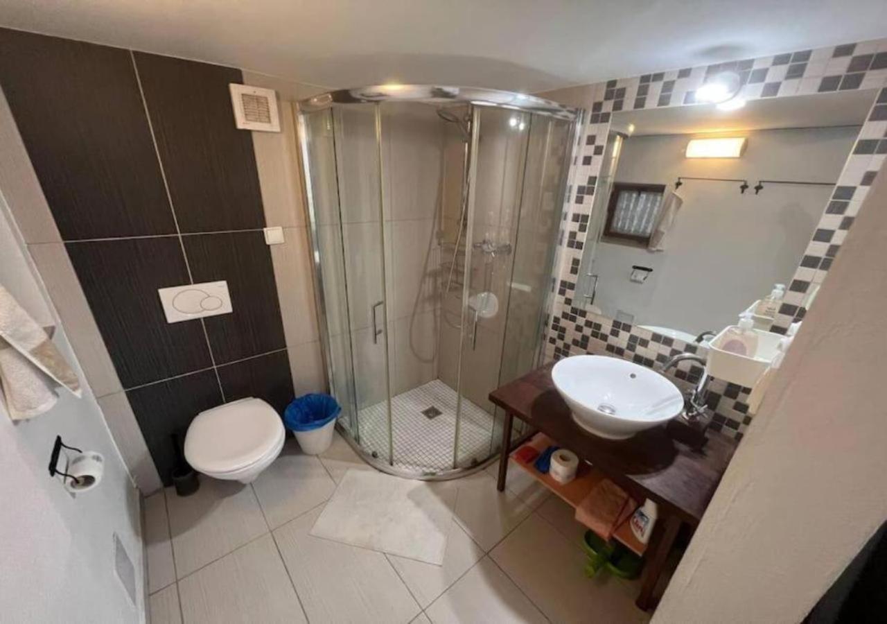 Netradicny Apartman V Centre Bratislava Eksteriør bilde