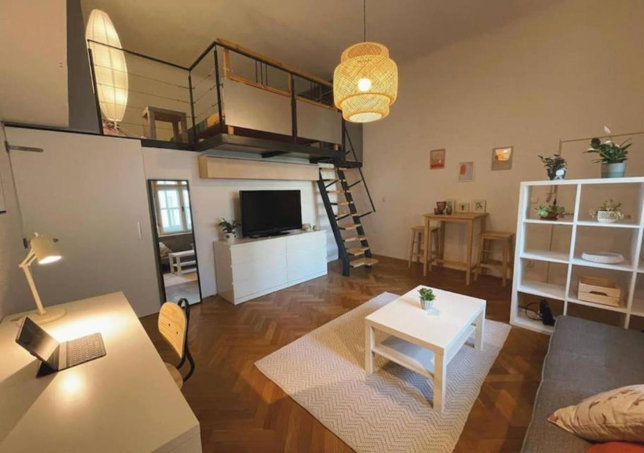 Netradicny Apartman V Centre Bratislava Eksteriør bilde